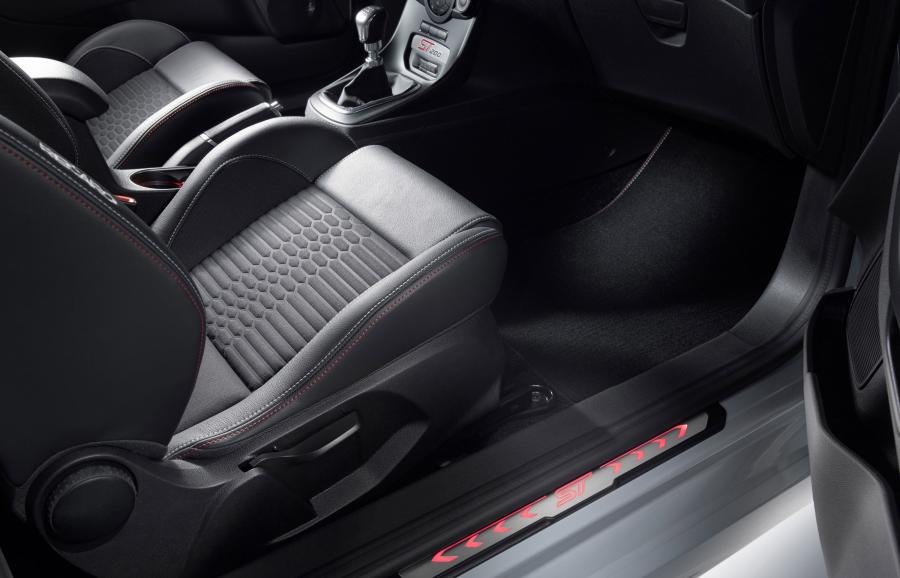 Детали интерьера Ford Fiesta ST200 2016 года  (фото 11 из 36)